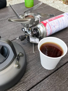 イワタニジュニアコンパクトバーナーを使い、山コーヒーを完成させた写真。