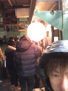 大阪、堺市にある行列のできる天ぷら屋。天ぷら大吉の並んでいる様子。