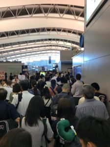 関西空港国際線の、出国ゲートエリアが混雑してる様子