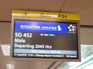 シンガポールの空港で、マーレ行きの時間を画面で確認