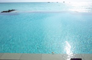 モルディブ、タージエキゾティカの水上コテージ内のプールの写真