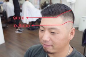 フェードカット震災刈りの髪型のカットの説明をしている写真