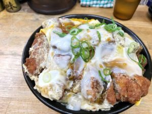 大阪の堺にある、かつ丼専門店「まるはのかつ丼」のかつ丼の写真
