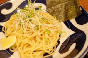 大阪、堺市にあるラーメン屋ロケットキッチンの新メニュー濃厚魚介醤油つけ麺の麺の写真。