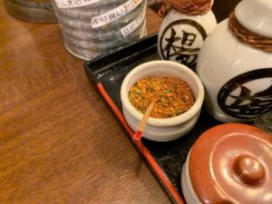 堺の土佐屋(深阪本店)のテーブルにある、備え付けの七味の写真。