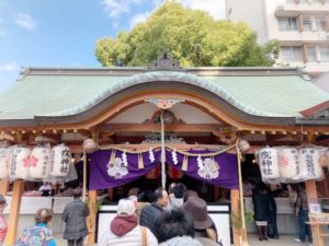 南海本線堺駅近く、ライフヘアーが【堺戎神社】えべっさんに参る様子。