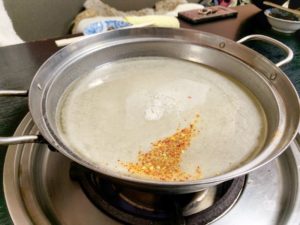 大阪府堺市にある“元祖草鍋えんや”のメニュー草鍋のスープの写真。