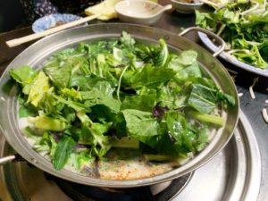 大阪府堺市にある“元祖草鍋えんや”のメニュー草鍋の青野菜の写真。