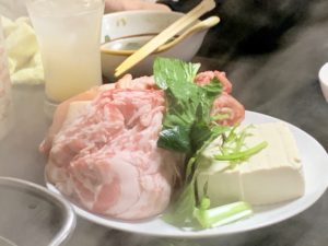 大阪府堺市にある“元祖草鍋えんや”のメニュー草鍋の牛、豚、鳥、豆腐の写真。