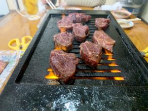 大阪、堺の焼肉モイチにて、焼肉を焼いている様子。