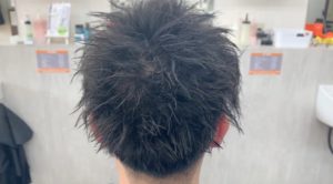 大阪、堺市にて、ツーブロックの髪型にツイストパーマをあてた様子