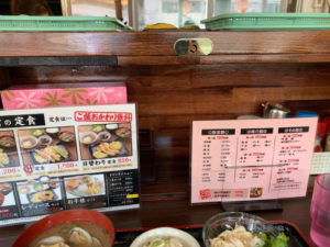 天ぷら大吉（堺本店）のリニューアルしたテーブルの写真。