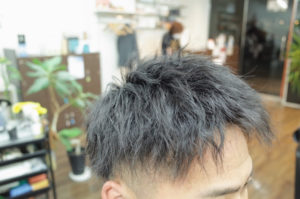 大阪、堺市にてツイストパーマフェードカットの髪型にして近づいて撮った写真