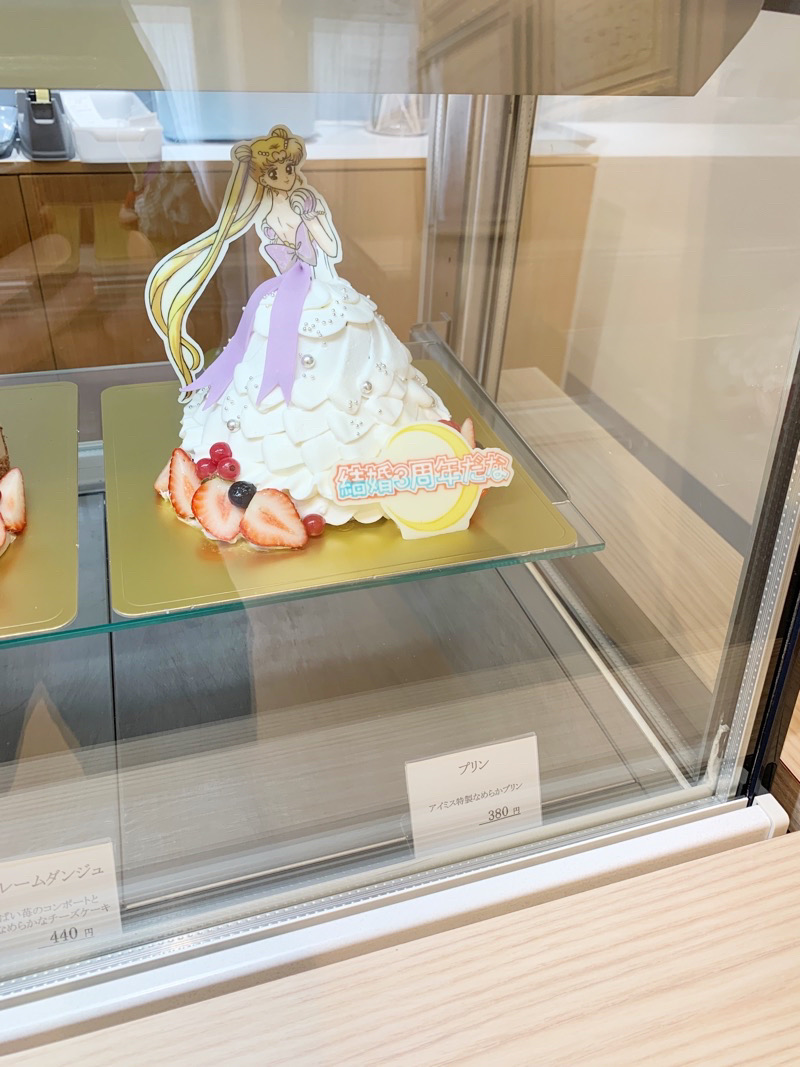 堺市の南海本線堺駅南口から近くにあるケーキ屋「オリジナルケーキアイミス」のショーケースにケーキが飾られている様子